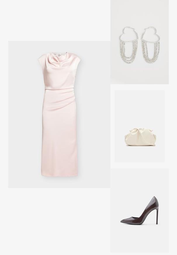 Robe midi rose clair sans manches en satin avec col bénitier drapé et détail froncé à la taille sur fond neutre.; Escarpin à talon haut en cuir verni de couleur bordeaux profond, avec un bout pointu, une silhouette élégante et un talon aiguille. Finition lisse et brillante.; Pochette en cuir souple couleur crème avec un design froncé et une fine bandoulière reposant à l’avant sur un fond uni.; Boucles d'oreilles en argent en forme de cœur, ornées de fils tombants de strass transparents pour plus d'éclat et de texture.