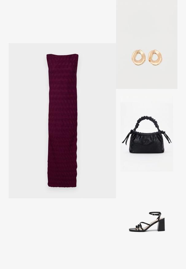 Bordeaux jurk gemaakt van textiel met een golvend patroon, met een strapless ontwerp en een rechte zoom aan de onderkant.; Zwarte hakken sandalen met meerdere dunne bandjes, vierkante neus en een blokhak, met een verstelbare enkelband. Glad leren textuur.; Zwarte handtas met krokodillenstructuur, geplooide bovenrand, samengevoerde handgreep en koordtassels aan elke kant tegen een witte achtergrond.; Set van onregelmatig gevormde, gepolijste hoepel oorbellen van goudkleurig metaal met een open midden op een effen witte achtergrond.
