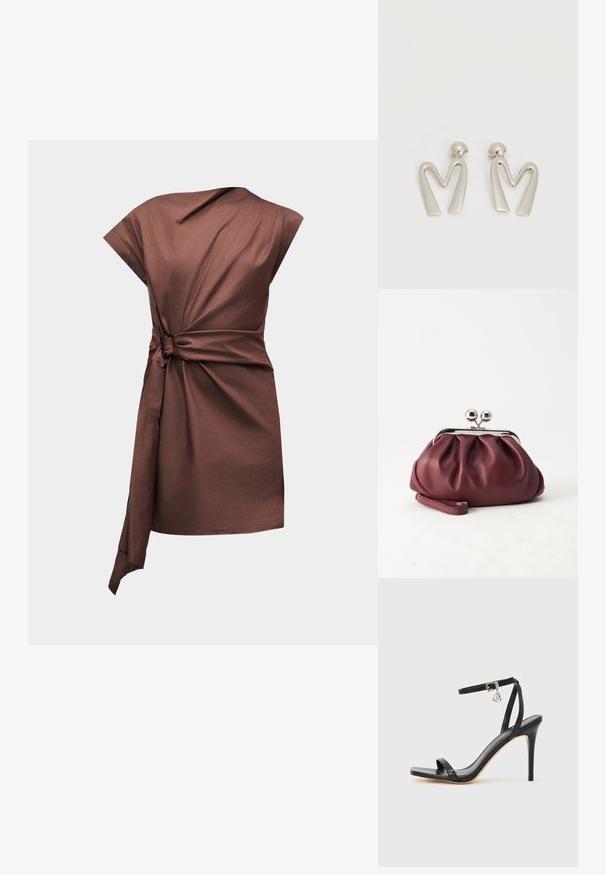 Robe marron sans manches avec une ceinture drapée cintrant la taille sur un fond gris clair uni.; Sandale à talon haut noire avec une bride étroite à la cheville, bout carré, cuir lisse et accent de boucle métallique.; Petit sac pochette en cuir bordeaux avec fermoir métallique argenté et bracelet sur fond blanc.; Paire de boucles d'oreilles en métal argenté en forme de lettre M angulaire avec des tiges arrondies sur fond blanc.