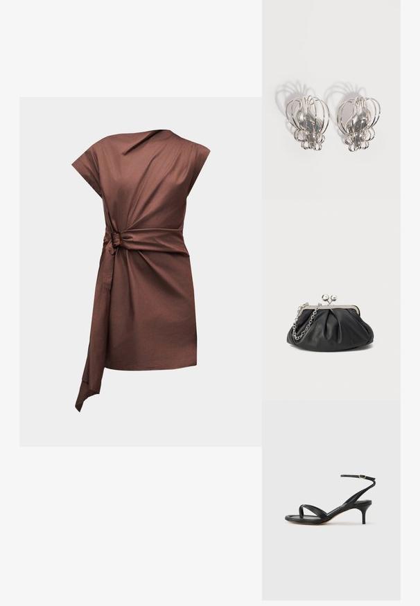 Robe marron sans manches avec une ceinture drapée cintrant la taille sur un fond gris clair uni.; Sandale pour femme en cuir noir avec fines lanières, une boucle d'orteil, une boucle à la cheville et un talon aiguille de hauteur moyenne sur un fond neutre.; Porte-monnaie en cuir noir avec texture froncée, cadre en métal argenté, fermeture à verrouillage kiss-lock et bandoulière en chaîne. Surface lisse et douce.; Paire de boucles d'oreilles en métal argenté avec un design en cage à fil ouvert et des formes ovales centrales lisses projetant des ombres courbes sur un fond blanc.