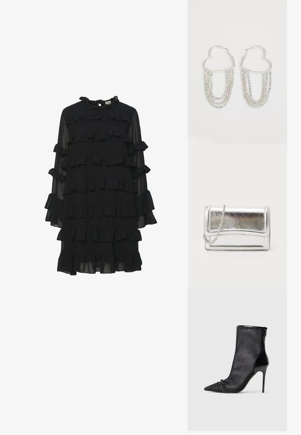 Schwarzes Kleid mit einem Rüschendesign, das lange Ärmel, einen hohen Kragen und mehrere Stufen von Rüschen für Textur und visuelle Details aufweist.; Schwarze Mesh-Ankle-Boots mit spitzem Zehenbereich, Stiletto-Absatz und dekorativer Schleifen-Detailierung an der Vorderseite. Verfügt über eine glänzende Oberfläche am Absatz und Reißverschluss.; Silberne metallische Clutch-Tasche mit glatter Textur, Klappenverschluss und Kettenriemen. Verfügt über ein strukturiertes rechteckiges Design und gestickte Akzente.; Silberne Creolen in Herzform, verziert mit herabhängenden Strängen aus klaren Strasssteinen für zusätzlichen Glanz und Textur.