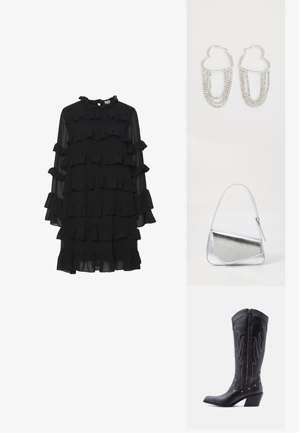 Schwarzes Kleid mit einem Rüschendesign, das lange Ärmel, einen hohen Kragen und mehrere Stufen von Rüschen für Textur und visuelle Details aufweist.; Schwarze Cowboy-Stiefel aus Leder mit spitzer Zehenpartie, sichtbarer Nahtführung, silbernen Nietenakzenten und Reißverschluss auf der Innenseite.; Silberfarbene metallische Handtasche mit dreieckiger Form, glatter Textur und einem dünnen, verstellbaren Schultergurt. Sie verfügt über ein umklappbares Design mit Nähten.; Silberne Creolen in Herzform, verziert mit herabhängenden Strängen aus klaren Strasssteinen für zusätzlichen Glanz und Textur.