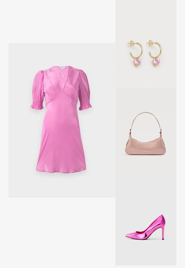 Rotes Satin-Kleid mit kurzen Puffärmeln, einem V-Ausschnitt und gerafften Details an der Brust und den Ärmelsäumen. Glatte, glänzende Textur.; Hochglänzender metallischer rosa Stiletto mit spitzem Zehenbereich, auf einem schlichten hellgrauen Hintergrund präsentiert.; Glänzende, hellrosa Schultertasche mit goldenem „Love Moschino“-Logo und einem geschwungenen Riemen, vor weißem Hintergrund.; Goldene Creolen mit einem herzförmigen rosa Kristall und einer Reihe kleiner Perlen entlang der oberen Kurve.