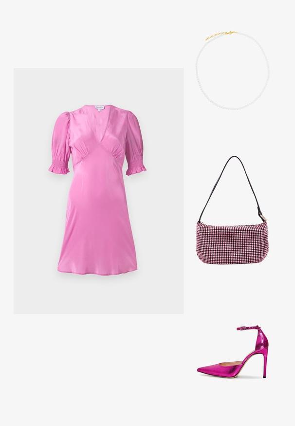 Roze satijnen jurk met korte pofmouwen, een V-halslijn en geraffineerde details bij de buste en mouwranden. Gladde, glanzende textuur.; Roze metallic hoge hakpump met spitse neus, enkelbandje en gestructureerd oppervlak. Voorzien van een slanke stilettohak en een glad interieur.; Zwarte handtas met een gebogen vorm, bedekt met roze rhinestones, voorzien van een dunne zwarte schouderband en een ritssluiting. Gestructureerd, glanzend oppervlak.; Witte parelketting met een gouden sluiting, voorzien van een delicate kettingverlenging voor een verstelbare lengte. Gladde parelmoer-afwerking.
