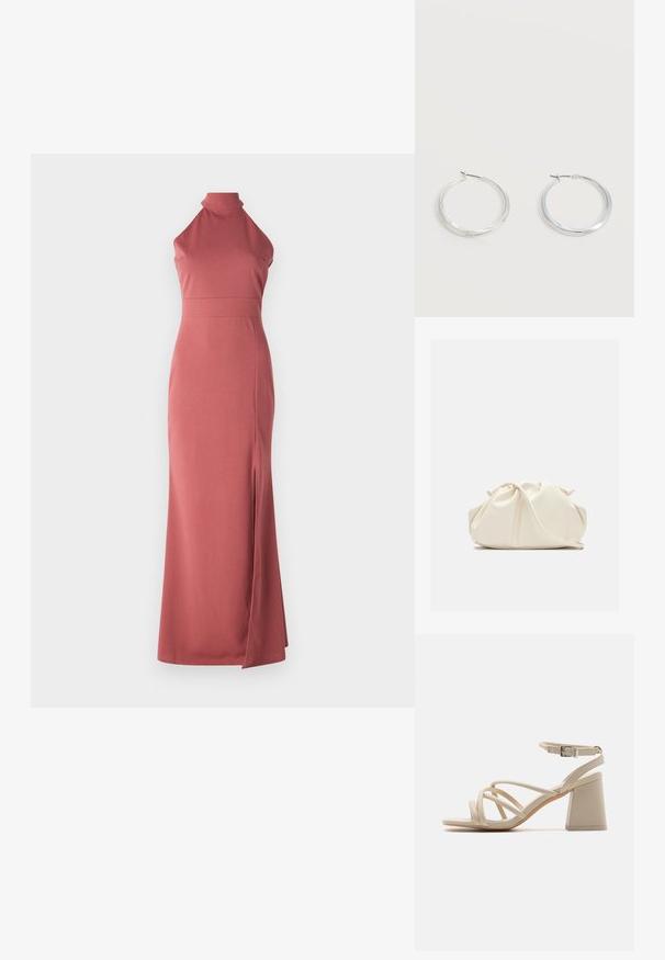 Robe longue rose poudré, col halter, coupe ajustée, réalisée en tissu lisse avec une fente haute sur la cuisse gauche pour une touche de design supplémentaire.; Sandales à talons beiges avec des brides entrecroisées, une boucle à la cheville et un talon carré pour plus de stabilité. Texture lisse semblable au cuir.; Pochette en cuir souple couleur crème avec un design froncé et une fine bandoulière reposant à l’avant sur un fond uni.; Boucles d’oreilles créoles en métal argenté avec une surface lisse légèrement incurvée et des fermoirs à clapet sur un fond blanc uni.
