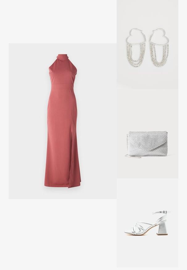 Maxi-jurk in stoffig roze, halternek, slanke pasvorm, gemaakt van gladde stof met een hoge split aan de linkerkant voor een extra designelement.; Zilverkleurige sandalen met bandjes, blokhak en enkelriempje met gesp, open teen en gladde zool op een effen witte achtergrond.; Zilveren mesh avondclutch met envelopklep en dunne kettingriem op effen witte achtergrond.; Zilveren oorringen in de vorm van een hart, versierd met watervalletjes van heldere rhinestones voor extra sprankeling en textuur.
