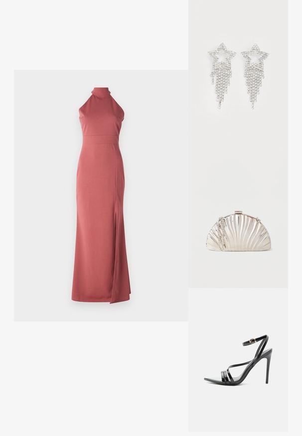 Maxi-jurk in stoffig roze, halternek, slanke pasvorm, gemaakt van gladde stof met een hoge split aan de linkerkant voor een extra designelement.; Zwarte sandaal met hoge hak en dunne bandjes over de tenen en om de enkel, met een gouden gesp op een slanke naaldhak.; Metalen zilveren clutch in de vorm van een schelp met een zilveren kettingriem losjes aan de zijkant gehangen.; Rhinestone ster oorbellen met waterval franje, in een zilverkleurige tint en een glanzend, reflecterend oppervlak. Stervorm met ingewikkeld ontwerp.