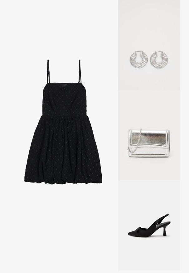 Even&Odd by Zalando Cocktailkjole / festkjole - black; Sort peep-toe slingback højhælet sko med en lille sløjfe foran og en smal hæl, vist mod en hvid baggrund.; Sølvmetallic clutchtaske med en glat overflade, klaffelukning og kædestropp. Har et struktureret rektangulært design og syninger som detaljer.; Sølvøreringe med flere klare krystaludsmykninger, med en struktureret overflade og et åbent rundt design.