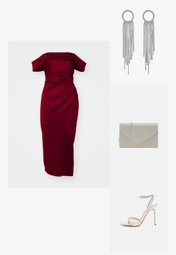 Off-the-shoulder burgunderkjole med samlet struktur, tætsiddende silhuet og sideslids, lavet af et glat, strækbart stof.; Sølv højhælede sandal med tynde stropper, prydet med rhinsten, og med et elegant design og spids tå.; Metallic sølv clutch taske med et kuvert-design, udsmykket med et struktureret mønster, der har en aftagelig kæde-strop.; Sølvfarvede øreringe med en cirkulær top og hængende kæder samt firkantede rhinsten, der fremviser et lineært, multi-niveau design.