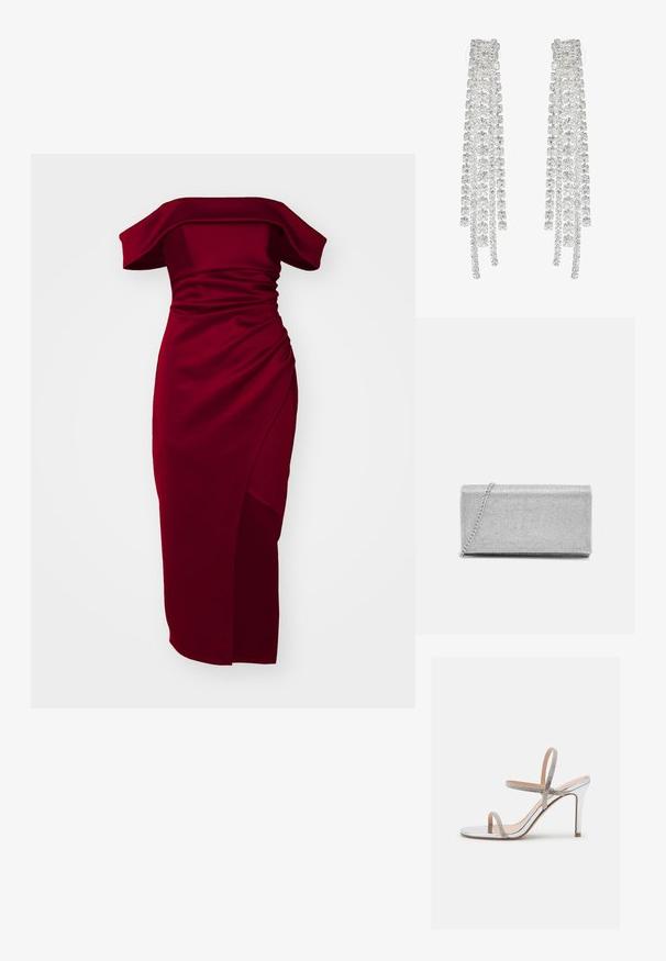 Off-the-shoulder bordeaux jurk met geplooide textuur, aansluitende pasvorm en een zijsplit, gemaakt van een zachte, rekbare stof.; Madden Girl WISE - Sandalen met hoge hak - silver; Zilveren metallic clutch met een geweven gaasontwerp, rechthoekige vorm en een kettingriem om mee te dragen. Gladde textuur en gepolijste afwerking.; Lange zilveren oorbellen met een scala aan heldere, facetteerde kristallen in een waterval van strengen met variërende lengtes en vormen.