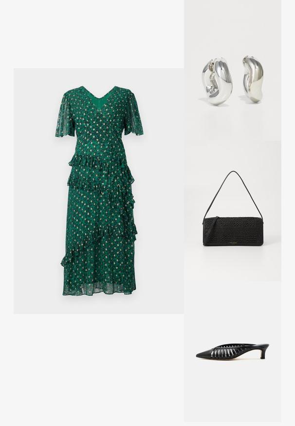 Vestido verde con manchas de leopardo, volantes en capas en la cintura y el dobladillo, mangas cortas en forma de campana y un escote en V profundo. Tejido ligero y traslúcido.; Zapato mule de cuero negro con punta afilada, diseño de tiras con recortes y tacón bajo tipo kitten sobre fondo blanco.; Bolso de mano negro con un patrón tejido texturizado, acentos de cuero, forma delgada y una larga correa para el hombro. Detalle del logo dorado en la parte delantera.; Pendientes escultóricos de plata con formas suaves y curvas y superficies reflectantes. Presentan un diseño de aro cerrado y una forma orgánica distintiva.