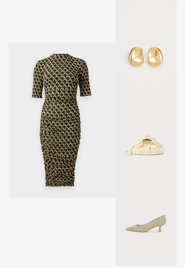 Figurbetontes knielanges Kleid mit Dreiviertelärmeln, hohem Halsauschnitt, gerafften Seiten und einem geometrischen Diamantenmuster in Grün, Schwarz und Beige.; Beige Wildleder-Pumps mit spitz zulaufender Vorderkappe und niedrigem, schlankem mittelhohem Absatz vor einfarbig weißem Hintergrund.; Cremefarbene Clutch aus weichem Material mit einem goldfarbenen Verschluss und einer Kettenriemen, mit gerafftem Design am Körper.; Goldfarbene Ohrstecker mit einer glatten, runden Form und einer reflektierenden Oberfläche, die ein minimalistisches Design ohne sichtbare Muster zeigen.