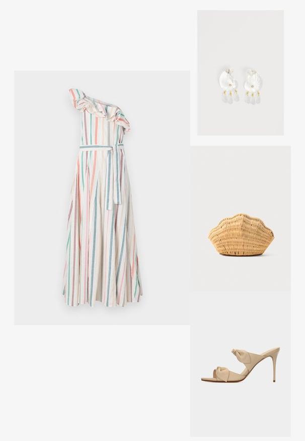 Gestreiftes Ein-Schulter-Kleid mit gerafftem Ausschnitt, vertikalen Streifen in Pastellfarben, tailliert mit passendem Gürtel und fließendem Rock.; Beige offene High-Heel-Pantoffel mit zwei verdrehten Knotenriemen und einem schlanken Stiletto-Absatz vor weißem Hintergrund.; Gewebte Rattan-Handtasche in Form einer Jakobsmuschel mit natürlicher hellbrauner Farbe und abgerundeten, strukturierten Kanten.; Klare Harz-Ohrringe in Muschelform mit kleinen goldenen Akzenten und drei hängenden durchsichtigen tropfenförmigen Anhängern an jedem Ohrring.