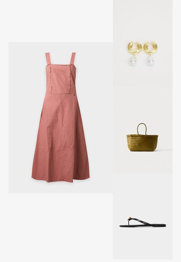 Robe midi rose poudré sans manches avec encolure carrée, bordure effilochée sur le corsage et jupe à ligne A, posée à plat sur fond blanc.; Sandale plate noire en forme de tongs avec plusieurs fines lanières et une petite déco dorée en forme de larme sur la lanière avant.; Sac cabas en paille tressée avec une anse en boucle, forme rectangulaire arrondie et couleur naturelle marron sur un fond uni.; Boucles d'oreilles en métal doré avec une finition polie, ornées d'une perle blanche irrégulière suspendue. Design circulaire, texture lisse.