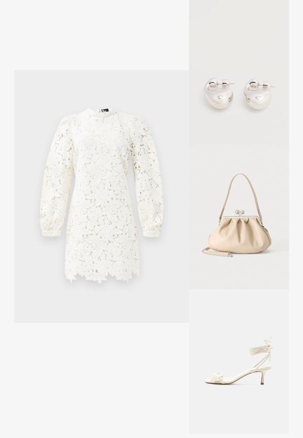 Robe en dentelle blanche avec des motifs floraux, des manches longues bouffantes, un col haut et un ourlet festonné pour plus de détails.; Sandale à talon bas de couleur crème avec des liens à nouer autour de la cheville et une large bride torsadée sur les orteils, sur un fond blanc uni.; Sac à main en cuir souple beige avec un fermoir en métal argenté, une bandoulière simple et une bandoulière chaîne optionnelle sur fond blanc.; Paire de boucles d'oreilles argentées brillantes et épaisses avec fermoirs à tige, sur fond blanc uni.