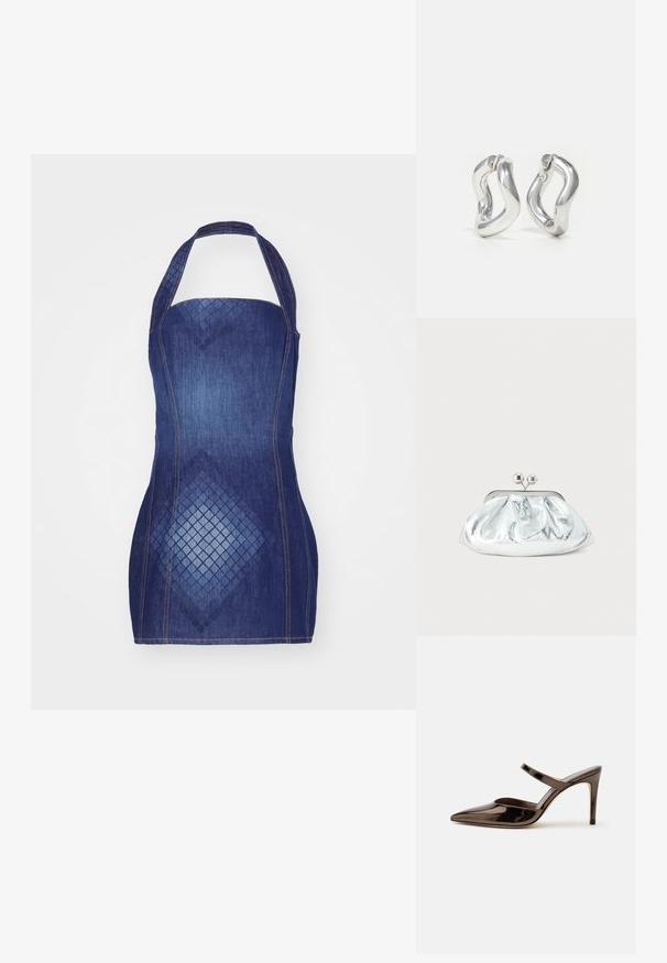 Dunkelblaues Denim-Halterkleid mit taillierter Passform und Rautenmuster auf der Vorderseite. Akzentuiert mit kontrastierendem Stich.; Glänzender dunkelbrauner Mule mit spitzer Spitze und hohem Absatz mit schmalem Riemen über dem Spann vor weißem, einfachem Hintergrund.; Kleine silberne Metallic-Clutch mit gerundetem, gerafftem Design und einem Verschluss mit zwei silbernen Kugeln.; Silberne Creolen mit gedrehtem Design. Abgerundete Kanten und glänzende Oberfläche. Offen schließende Verschlüsse für einfaches An- und Ausziehen. Glatte Textur durchgehend.