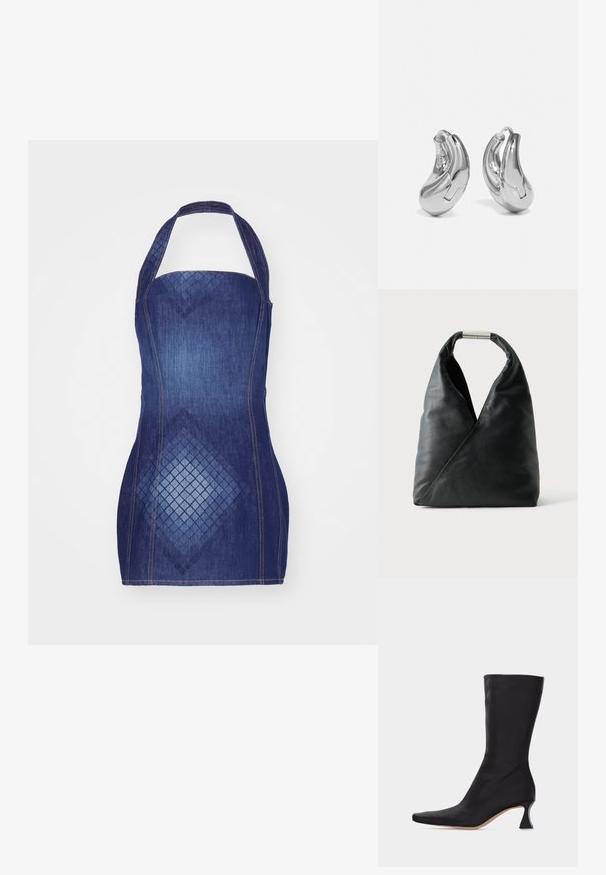 Dunkelblaues Denim-Halterkleid mit taillierter Passform und Rautenmuster auf der Vorderseite. Akzentuiert mit kontrastierendem Stich.; Schwarzer Lederstiefel in mittlerer Wadenhöhe mit spitzer Zehe und gebogenem, niedrigem Absatz vor hellem, einfarbigem Hintergrund.; Schwarze Lederhandtasche mit weicher dreieckiger Form und silbernem Metallverschlussgriff auf einfachem weißem Hintergrund.; Silberne Creolen mit einer gebogenen, glänzenden Oberfläche und einem nahtlosen Design. Verfügt über einen Scharnierverschluss für sicheren Halt.