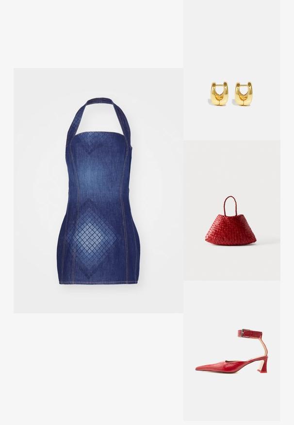 Robe halter en denim bleu foncé, présentant un design ajusté et un motif en losanges sur le devant. Accentuée de coutures contrastantes.; Chaussure à talon haut en cuir rouge à bout pointu avec bride de cheville texturée et boucle argentée sur un talon bloc courbé, vue de profil.; Sac à main en cuir tressé rouge avec une forme triangulaire arrondie et deux poignées tressées sur fond blanc.; Boucles d'oreilles en or avec un design élégant et arrondi. Présentent un centre creux et une surface brillante, complétant les styles modernes.