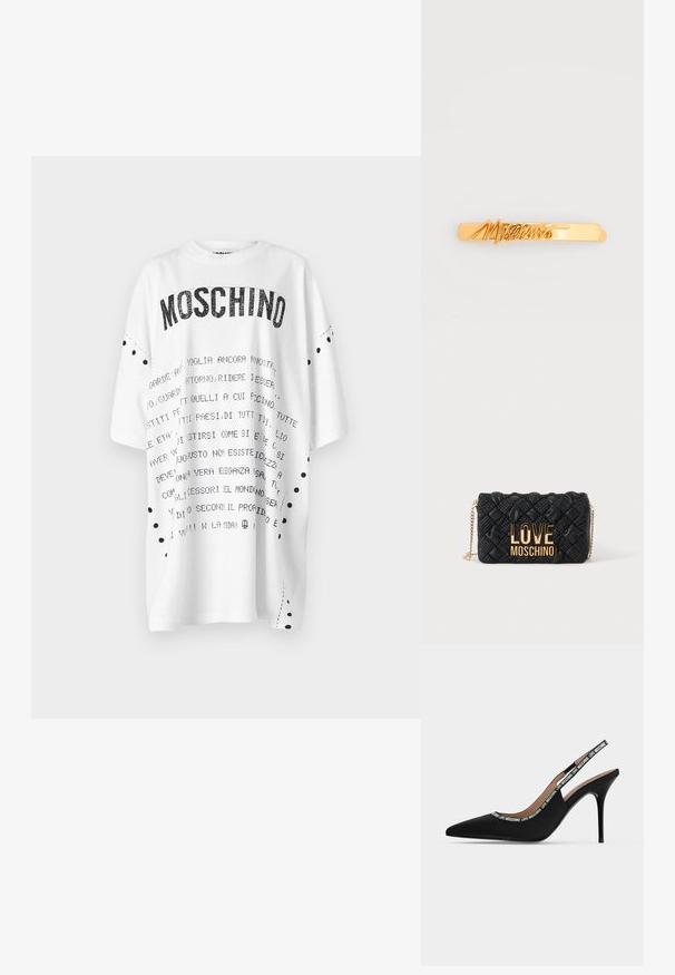 T-shirt blanc oversize avec des inscriptions noires, portant le mot "MOSCHINO" en gras. Comprend des accents de points noirs le long des manches et des coutures latérales.; Chaussure noire à bout pointu, bride arrière, talon haut stiletto fin avec le texte "LOVE MOSCHINO" sur la lanière et le bord.; Sac bandoulière matelassé noir avec bandoulière chaîne dorée et grand logo doré "LOVE MOSCHINO" sur le devant.; Barrette en métal doré ornée du logo script "Moschino". Finition lisse, forme rectangulaire, avec une texture brillante.