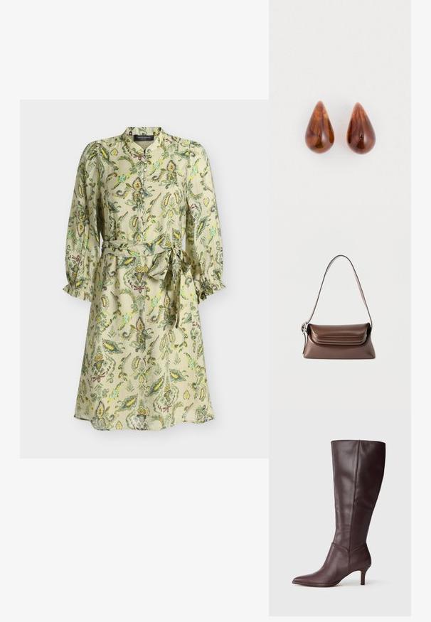 Robe florale beige clair avec manches longues bouffantes, boutons sur le devant, col mandarin et ceinture nouée à la taille.; Botte féminine noire en cuir brun foncé, à bout pointu et talon mince de hauteur intermédiaire, présentée en profil latéral sur un fond blanc.; Sac à bandoulière en cuir marron avec une boucle argentée sur la sangle et un rabat à rabat, présenté sur un fond blanc.; Une paire de boucles d'oreilles en forme de goutte d'eau, brillantes et marron, avec de subtils motifs plus foncés, sur un fond blanc.