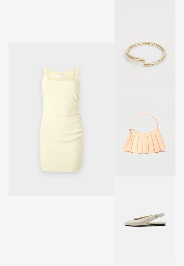 Mouwloze gele jurk van gladde stof, met een vierkante halslijn en geschaarde zijkant voor extra textuur.; Crèmekleurige leren slingback platte schoen met ronde neus en klein gouden embleem op het bandje.; Beige geplooide handtas met afgeronde handgreep en afneembare schouderriem, gepresenteerd tegen een effen lichte achtergrond.; Calvin Klein SPIRAL - Armband - gold-coloured