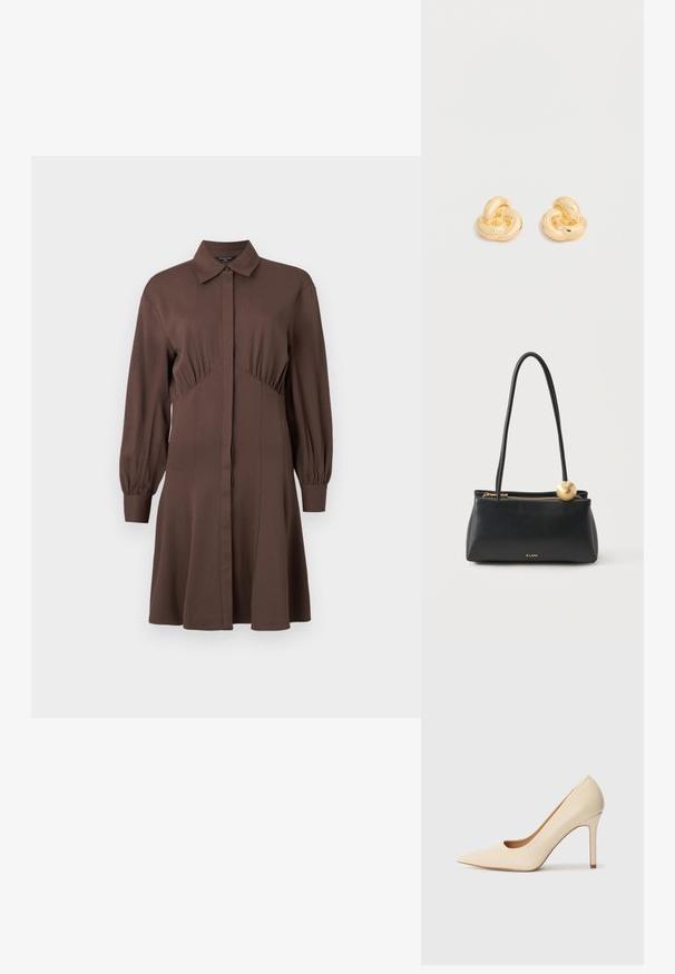 Bruine shirtjurk van zacht materiaal, met een sluiting aan de voorkant met knopen, lange pofmouwen en een aansluitende taille met geplooide details.; Beige leren pump met hoge hak, spitse neus en een uitsnijding aan de zijkant, voorzien van een slanke stilettokap voor ondersteuning.; Zwarte rechthoekige leren handtas met lange hengsels, gouden rits, gouden bolvormige hanger en klein ALDO-logo op het midden van de voorkant.; Een paar glanzende oorstekers in goudkleur, gevormd als knopen, tegen een effen witte achtergrond.