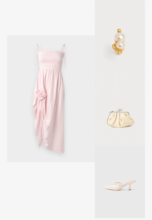 Robe en vichy rose smockée avec des bretelles à nouer, longueur genoux, présentant un tissu drapé et un détail floral sur le côté. Tissage texturé.; Chaussure mule en tissu beige clair avec un design noué à l'avant, bout pointu et talon fin et effilé. Texture lisse dans l'ensemble.; Pochette en cuir beige plissé avec un cadre en métal argenté, dotée de deux fermoirs ronds décoratifs et d'une chaîne en argent.; Bague en or ornée de deux grosses perles blanches posées sur un anneau irrégulier et texturé, sur un fond uni clair.