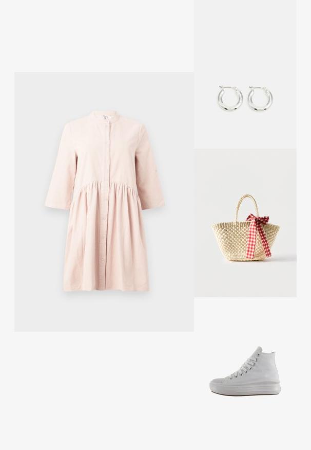 Helles rosa, langärmliges Cordkleid mit Stehkragen, durchgehender Knopfleiste und gerafftem Taillendetail.; Weißer High-Top-Canvas-Sneaker mit weißen Schnürsenkeln, metallischen Ösen, dicker Gummisohle und strukturierter Zehenkappe, nach links auf weißem Hintergrund ausgerichtet.; Geflochtene Strohtasche mit geflochtenen Griffen und einer rot-weiß karierten Schleife, die an einer Seite gebunden ist.; Silberne Creolen mit glänzender Oberfläche, die eine kreisrunde Form haben und mit einem schwenkbaren Verschluss ausgestattet sind. Glatte Textur mit minimalen Details.