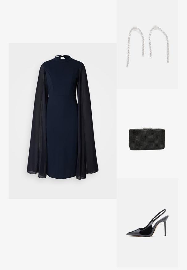Marineblaues Kleid mit hohem Ausschnitt und langen, durchsichtigen Ärmeln. Der Körper ist figurbetont, während die Ärmel locker und schwingend sind. Ideal für formelle Anlässe.; Schwarzer Slingback-Pumps aus Lackleder mit spitzer Zehenpartie, schlankem hohen Absatz und einer geschwungenen Ausschnittgestaltung an der Seite. Glatte, glänzende Oberfläche.; Schwarze rechteckige Clutch mit strukturierten Oberflächen, ausgestattet mit einem metallischen Verschluss oben und einem Perlenmuster für zusätzliche Details.; Silberohrringe mit herabhängenden Ketten, die mehrere klare Edelsteine in einem linearen Muster angeordnet haben und einen schimmernden Effekt bieten.