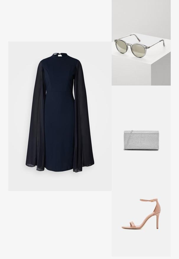 Marineblauwe jurk met een hoge halslijn en lange doorzichtige mouwen. Het lijfje is aansluitend, terwijl de mouwen los en vloeiend zijn. Ideaal voor formele gelegenheden.; Madden Girl BRAZEN - Sandalen - dark nude; Ronde zonnebrillen met transparante grijze monturen en grijs-getinte lenzen. Metalen accenten op de veren en gebogen armen voor stabiliteit.; Zilveren metallic clutch met een geweven gaasontwerp, rechthoekige vorm en een kettingriem om mee te dragen. Gladde textuur en gepolijste afwerking.