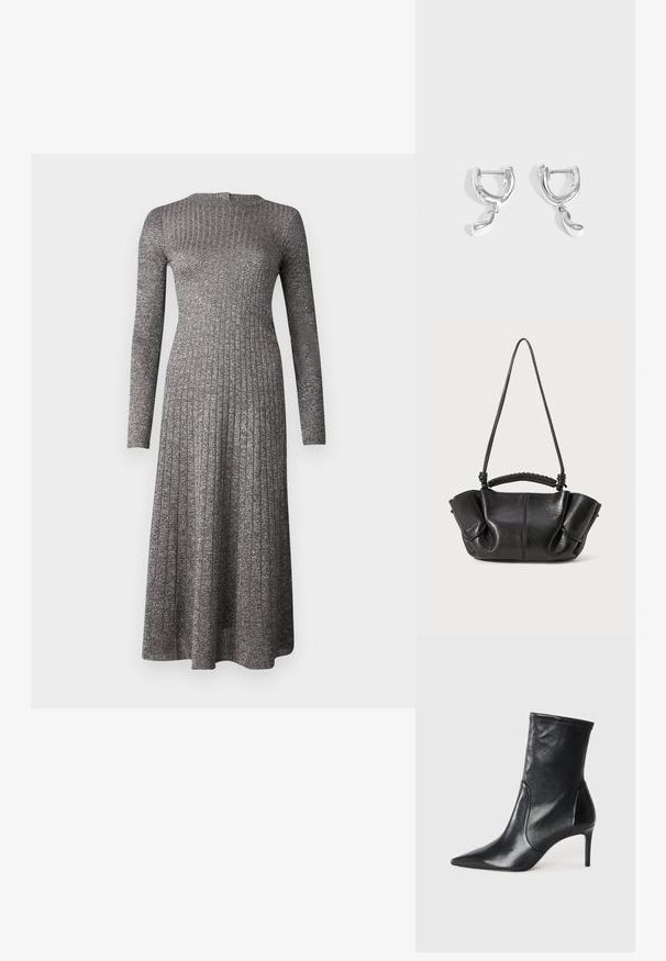 Langärmliges, geripptes Kleid aus silbergrauem Stoff mit taillierter Oberpartie und schwingendem Rock. Es hat einen runden Ausschnitt und einen dezenten Glanz.; Schwarze Stiefeletten aus glattem Leder, mit einer spitzen Zehe, schmalem Schaft und schlanker, hoher Ferse. Minimalistisches Design ohne sichtbare Beschläge.; Schwarze Lederhandtasche mit strukturierter Oberfläche, sanften Falten, doppelten Trägern und geflochtenen Griffdetails. Kompakt, mit einteiliger Oberkante.; Paar polierte silberne Creolen mit kleinen unregelmäßigen tropfenförmigen Anhängern, die von jedem Creolen an einem schlichten grauen Hintergrund hängen.