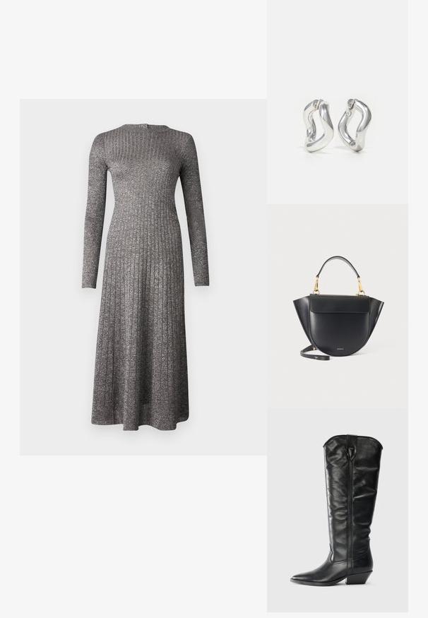 Langärmliges, geripptes Kleid aus silbergrauem Stoff mit taillierter Oberpartie und schwingendem Rock. Es hat einen runden Ausschnitt und einen dezenten Glanz.; Knöchelhohe schwarze Lederstiefel mit einer spitzen Zehenform und einem Blockabsatz. Sie besitzen eine glatte Oberfläche und eine dezente Nahtdetails an der Vorderseite.; Schwarze Ledertasche mit abgerundetem Boden, seitlichen Flügeln, goldfarbenen Beschlägen, kurzem Griff und abnehmbarem Langriemen auf schlichtem hellem Hintergrund.; Silberne Creolen mit gedrehtem Design. Abgerundete Kanten und glänzende Oberfläche. Offen schließende Verschlüsse für einfaches An- und Ausziehen. Glatte Textur durchgehend.