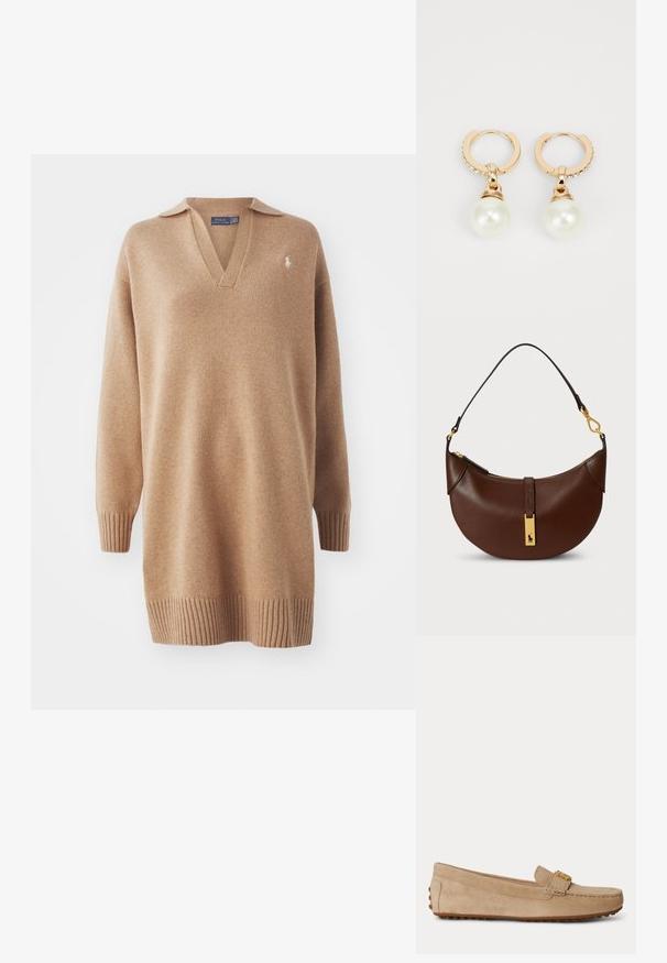 Beige striktrøje med V-hals og polo-krave. Har ribbede manchetter og kant. Broderet logo på venstre bryst. Blød tekstur.; Beige ruskind slip-on loafer med syninger, en guldfarvet metalspænde på toppen og en gummisål med grebstifter.; Brun læderhåndtaske med buet form, gulddetaljer, lynlås og en lille logoplade foran.; Guldøreringe med perle-drops, der har en glat tekstur og en ring dekoreret med små klare krystaller.