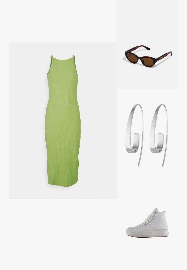 Gebreide tankjurk in felgroen met een ribbeltextuur, voorzien van een ronde halslijn en een aansluitende silhouet, die tot halverwege de kuit valt.; Witte hoge canvas sneaker met witte veters, metalen oogjes, dikke rubberen zool en gestructureerde neuskap, naar links gericht op een witte achtergrond.; Bruine schildpad zonnebril met een vintage cat-eye vorm en bruine lenzen. Heeft gebogen armen met rode accenten.; Zilveren creolen met een slank, langwerpig ontwerp. Gemaakt van gepolijst metaal, met een gladde textuur en minimalistische stijl.