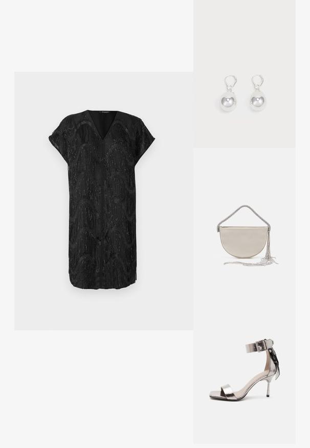 Sort kjole med V-udskæring og korte ærmer, der har et tekstureret design af glitrende lodrette frynser i bølgende mønstre.; Metallic sølv åben tå højhælet sandal med ankelrem og spænde, med en dekorativ sløjfe på bagsiden.; Halvmåne clutch taske i beige satin med en glitrende sølv kædestrop og frynse detaljer. Glat tekstur med minimalistisk design.; Sølv dråbeøreringe med glatte, runde, reflekterende overflader hængende fra svingelukkede låse. Baggrunden er helt hvid.