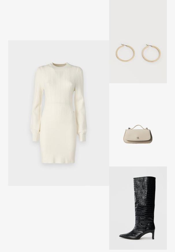Strickkleid in Creme mit gerippter Textur, langen Ärmeln, einer taillierten Silhouette und einem runden Ausschnitt. Mit feinen Details akzentuiert.; Schwarze kniehohe Stiefel mit glänzender, krokodilgeprägter Textur, spitzer Zehenpartie und schmalem Absatz. Glattes synthetisches Material.; Kleine beigefarbene Lederhandtasche mit oberem Griff und silbernem CK-Logo auf der Frontklappe, vor weißem Hintergrund dargestellt.; Paar mittelgroße, glatte Creolen in Goldton mit Scharnier-Verschlüssen auf einem einfarbigen hellen Hintergrund.