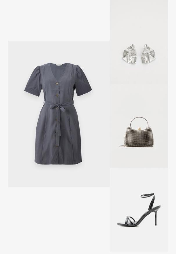 Graues Kleid mit V-Ausschnitt, kurzen, puffärmeln, Vorderknöpfen und einem Stoffgürtel. Glatte Textur und knielanges Design.; Schwarze Sandale aus Lackleder mit hohen Absätzen, dünnen Riemen über den Zehen und einem Knöchelriemen mit Schnalle auf weißem Hintergrund.; Kleine Handtasche mit silbernem Gittermuster, gebogenem Griff, großem Perlenverschluss und einem dünnen silbernen Kettenriemen auf schlichtem Hintergrund.; Silberne Metallohrringe mit einem wellenförmigen, skulpturalen Design, das eine polierte Oberfläche und unregelmäßige Formen aufweist, die eine zeitgenössische Ästhetik betonen.
