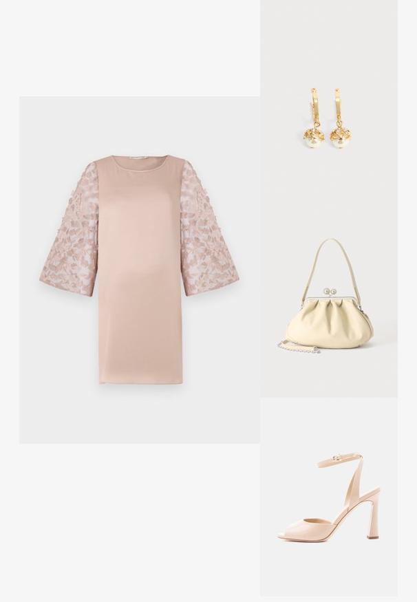 Lichtroze jurk met een stevige lijfje en doorschijnende, bloemenkant mouwen. Heeft een ronde halslijn en een losse pasvorm, die het elegante ontwerp accentueert.; Beige lakleren sandaal met hoge hak, open teen, smalle enkelriem, gouden gesp en gebogen blokhak op witte achtergrond.; Crèmekleurige zachte leren handtas met geplooid ontwerp, zilveren frame sluiting, korte handgreep en een afneembare kettingriem.; Gouden oorringen met hangende witte parels omhuld met goud en kleine heldere kristallen op een effen lichte achtergrond.