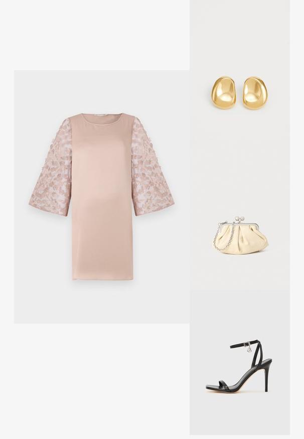 Lichtroze jurk met een stevige lijfje en doorschijnende, bloemenkant mouwen. Heeft een ronde halslijn en een losse pasvorm, die het elegante ontwerp accentueert.; Zwarte sandaal met hoge hak, smalle enkelband, vierkante neus, soepel leermateriaal en metalen gespsluiting.; Geplooide beige leren clutch met een zilveren metalen frame, voorzien van twee ronde decoratieve sluitingen en een zilveren kettingriem.; Gouden studs met een gladde, ronde vorm en een reflecterend oppervlak, met een minimalistisch ontwerp en zonder zichtbare patronen.