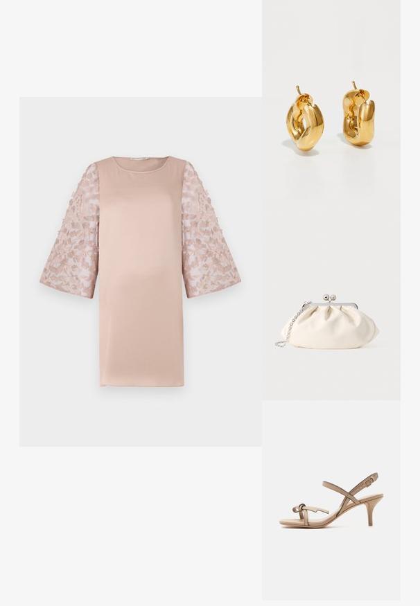 Lichtroze jurk met een stevige lijfje en doorschijnende, bloemenkant mouwen. Heeft een ronde halslijn en een losse pasvorm, die het elegante ontwerp accentueert.; Beige sandalen met smalle bandjes, lage kittenhak, verstelbare enkelgesp en decoratieve knoop op het teenbandje.; Crèmekleurige stoffen clutch met een geplooid ontwerp, een zilverkleurig metalen frame, twee decoratieve balletjes en een zilveren kettingriem.; Dik gouden creolen met een licht gedraaide, buisvormige ontwerp en een schroefsluiting op een witte achtergrond.