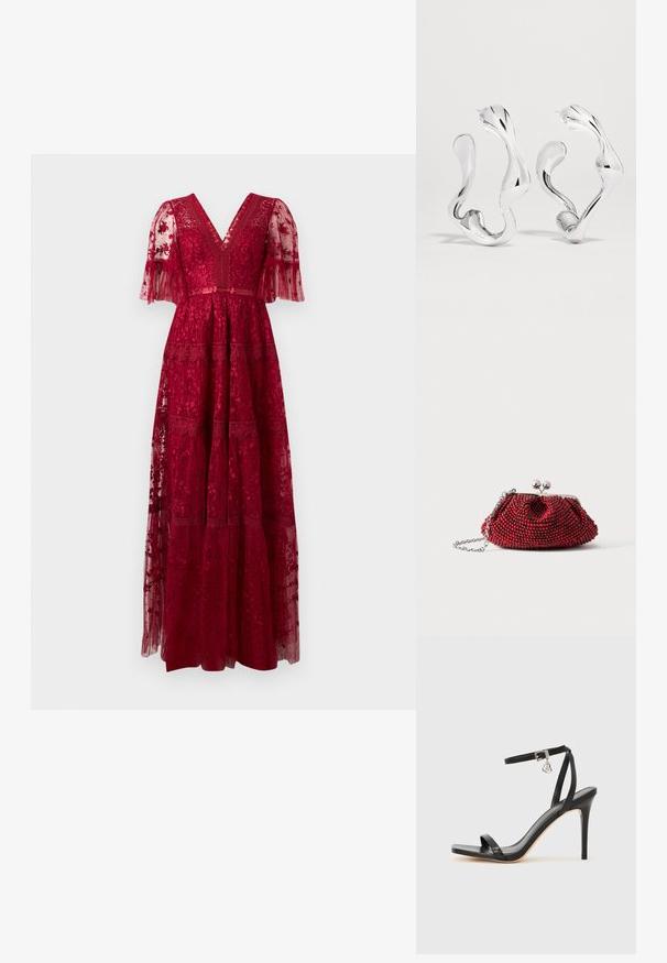 Longue robe rouge en dentelle avec un décolleté en V profond, des manches flottantes transparentes et des couches superposées. Présente des motifs floraux complexes et de délicats accents de bordure.; Sandale à talon haut noire avec une bride étroite à la cheville, bout carré, cuir lisse et accent de boucle métallique.; Petit sac pochette rouge orné de perles, avec fermoir argenté et chaîne sur un fond blanc uni.; Boucles d'oreilles créoles ondulées abstraites en ton argent avec une surface lisse et réfléchissante et des formes organiques irrégulières.