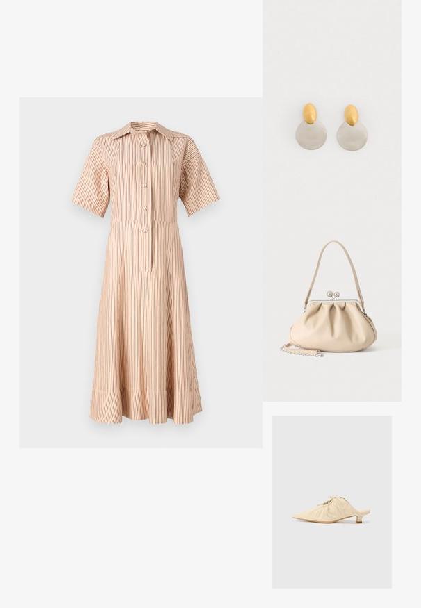 Gestreepte button-up jurk in lichtbeige met rode verticale strepen. Heeft een kraag en korte mouwen, met een uitlopende taille.; Crème-kleurige leren instap schoenen met een spitse neus, geplooide details aan de voorkant en een korte blokhak.; Beige zachte leren handtas met een zilveren metalen frame sluiting, een enkele schouderriem en een optionele kettingriem op een witte achtergrond.; Gouden en zilveren metalen oorbellen met een ronde schijfbasis en een ovale bovenstuk, gladde textuur en gepolijste afwerking.