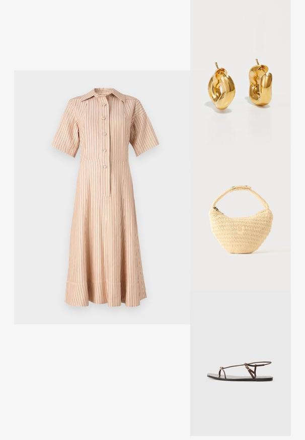 Gestreiftes Hemdblusenkleid in hellbeige mit roten vertikalen Streifen. Mit Kragen und kurzen Ärmeln, die sich ab der Taille ausstellen.; Braune Leder-Sandale mit dünnen Riemen, einem goldenen, runden Akzent und einer flachen Sohle. Minimalistisches Design mit einem verstellbaren Schnallen-Detail.; Beige gewebte Handtasche mit rundem Körper, Reißverschluss und kurzem, dickem Riemen in einfachem, strukturiertem Häkelstil.; Fette goldene Creolen mit einem leicht verdrehten, röhrenförmigen Design und Steckverschlüssen auf einem weißen Hintergrund.