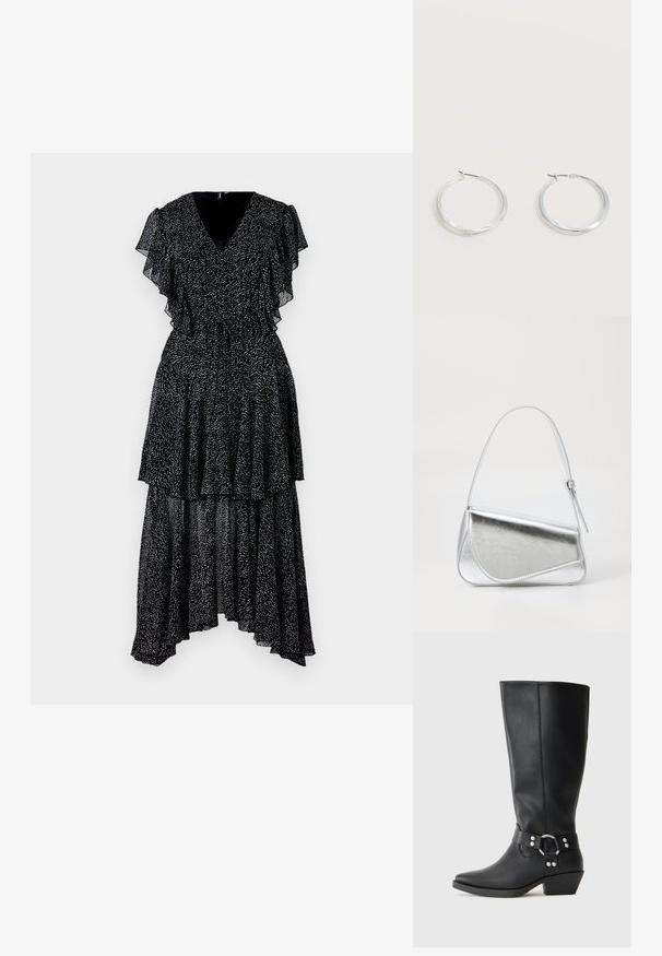 Schwarzes Kleid mit gestuften Rüschensäumen und V-Ausschnitt. Es hat ein Punktmuster, einen asymmetrischen Saum und eine taillierte Taille. Leichter Stoff.; Schwarze Lederstiefel bis zum Knie mit spitzem Zehenabschluss, ausgestattet mit einem dekorativen Knöchelriemen und silbernen Hardware-Elementen. Niedriger Blockabsatz.; Silberfarbene metallische Handtasche mit dreieckiger Form, glatter Textur und einem dünnen, verstellbaren Schultergurt. Sie verfügt über ein umklappbares Design mit Nähten.; Silberne Metallcreolen mit glatter, leicht gebogener Oberfläche und Klappverschluss vor schlicht weißem Hintergrund.