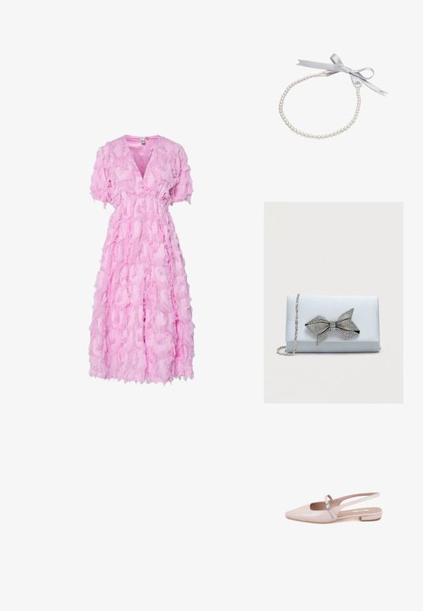 Rotes Kleid mit V-Ausschnitt, kurzen Puffärmeln und einem gestuften Design mit strukturiertem, gerafftem Stoff über die gesamte Länge.; Desa Klassischer Ballerina - pink; Helles blaues Satin Clutch mit silberner Kettenriemen und großer mit Rhinestones verzierter Schleifen-Dekoration auf der Vorderklappe.; Einreihige Perlenkette mit einem glatten weißen Satinschleifenband, das zu einer Schleife vor weißem Hintergrund gebunden ist.