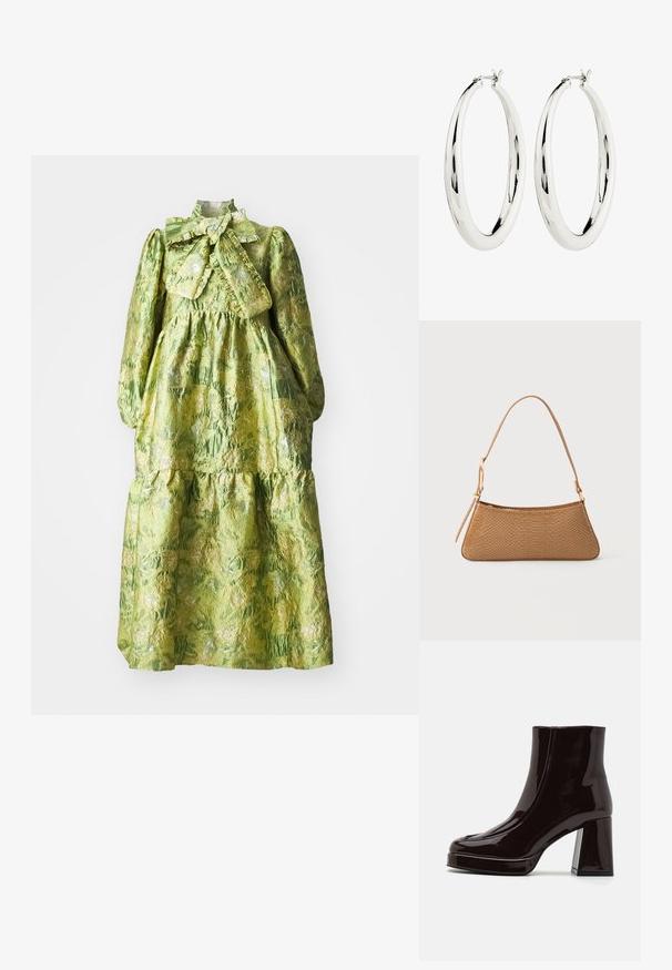 Grünes Kleid mit langen Ärmeln, hohem Kragen, gestuftem Design und strukturiertem Blumenmuster. Enthält eine große Schleife am Hals.; Glänzende schwarze Lackleder-Stiefelette mit einem dicken Blockabsatz, abgerundeter Spitze und glatter Textur. Verfügt über einen seitlichen Reißverschluss für einfaches An- und Ausziehen.; Kleine beige Handtasche mit geprägter Reptilienlederstruktur und einem verstellbaren Schulterriemen vor neutralem Hintergrund.; Silberne Creolen mit einer glatten, reflektierenden Oberfläche. Runde, große Form mit einem sicheren Verschluss an der Oberseite. Polierte Oberfläche betont den Glanz.