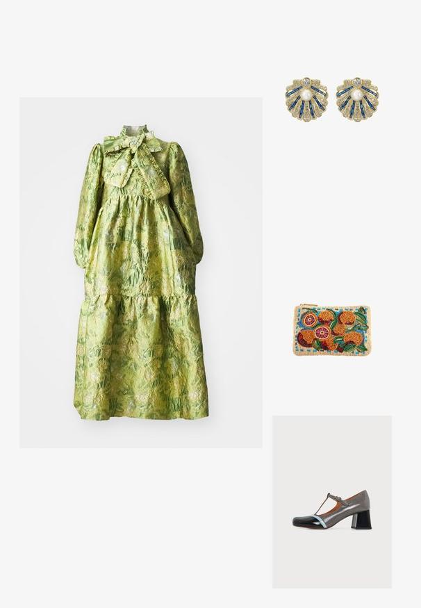 Grünes Kleid mit langen Ärmeln, hohem Kragen, gestuftem Design und strukturiertem Blumenmuster. Enthält eine große Schleife am Hals.; Damen T-Riemen Schuh mit niedrigem Blockabsatz in glänzendem Grau mit schwarzer Spitze und hellblauem Besatz auf weißem Hintergrund.; Rechteckige beige Perlen-Clutch mit orangefarbener Frucht, grünen Blättern und blauen Akzenten, bestickt mit bunten Perlen.; Goldfarbene Ohrringe in Muschelform mit blauen rechteckigen Steinen, klaren Strasssteinen und einem zentralen Perlendetail.