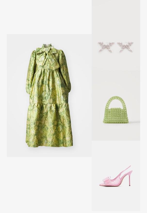 Grünes Kleid mit langen Ärmeln, hohem Kragen, gestuftem Design und strukturiertem Blumenmuster. Enthält eine große Schleife am Hals.; Pinkfarbener Slingback-Pumps mit spitzer Kappe, verziert mit klaren Strasssteinen und einer transparenten Schleife vorne.; Kleine grüne Handtasche aus durchsichtigen runden Perlen mit einem perlenbesetzten Griff auf weißem Hintergrund.; Rosa kristallbesetzte Ohrringe mit filigranen Formen und metallischen Akzenten. Leichtes Design mit einem filigranen Muster und Steckverschlüssen.