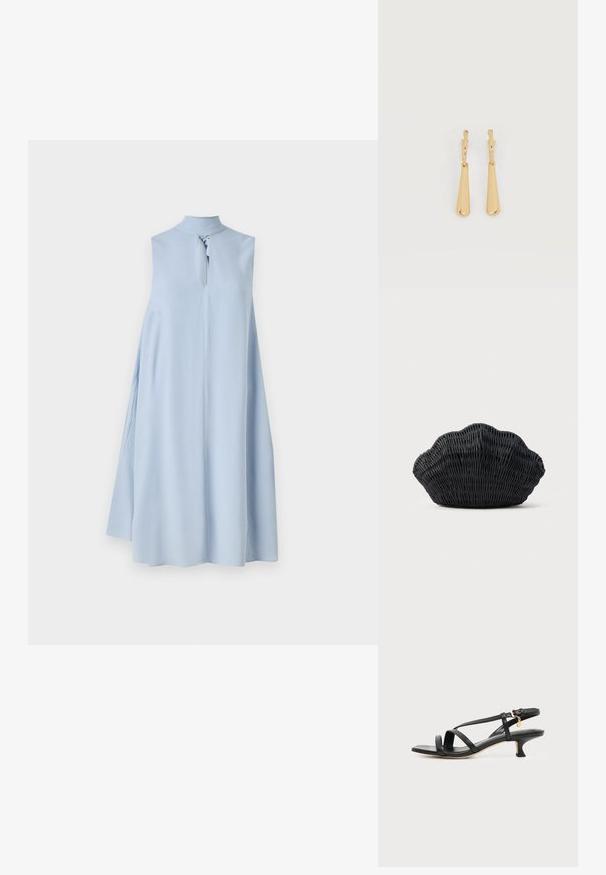 Robe sans manches bleu clair avec un col haut et un détail en forme de clé à l'avant. Confectionnée dans un tissu lisse, elle présente une silhouette fluide et ample.; Sandale noire en cuir à brides fines, talon bas kitten, boucle à la cheville et petit pendentif doré sur fond clair uni.; Sac à main en osier noir en forme de coquille Saint-Jacques avec un dessus courbé et une texture tressée sur un fond uni.; Boucles d'oreilles pendantes en ton or avec des pendentifs lisses en forme de goutte allongée suspendus à de petites attaches en forme d'anneau sur un fond blanc.