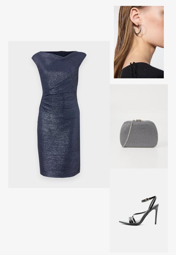 Robe marine à longueur de genoux avec une finition texturée, dotée d'un décolleté drapé et de fronces à la taille pour une silhouette ajustée.; Sandale noire à talon haut avec de fines brides sur les orteils et la cheville, avec une boucle dorée sur un talon aiguille élancé.; Pochette texturée noir et blanc de forme arrondie, avec une chaîne en métal argenté et un fermoir en métal en haut.; Boucle d'oreille en argent avec une finition polie, présentant de petits détails en or et de forme ronde, portée sur le lobe.